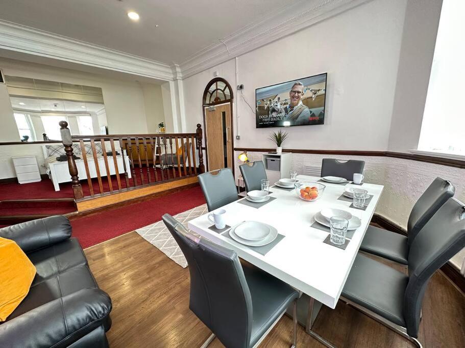 Modern Haven In Dudley With Free Parking! Apartment