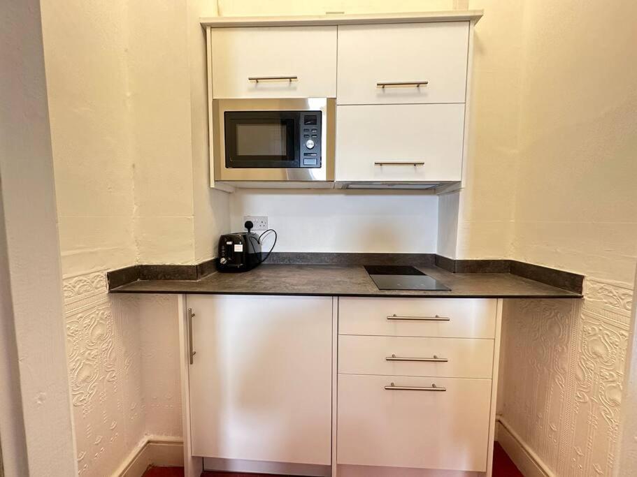 Apartment Modern Haven In Dudley With Free Parking! *
