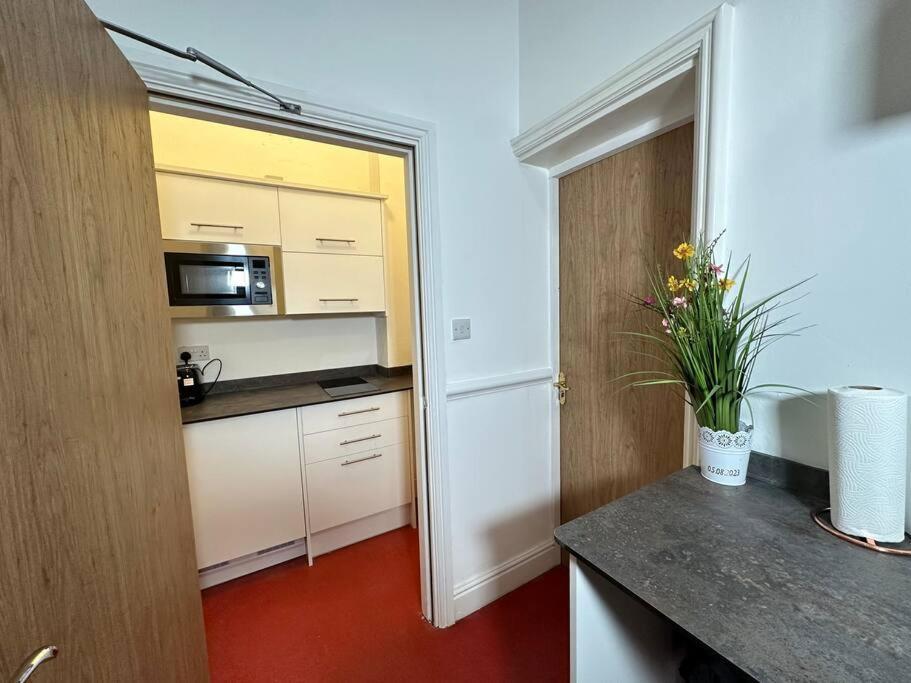 Modern Haven In Dudley With Free Parking!