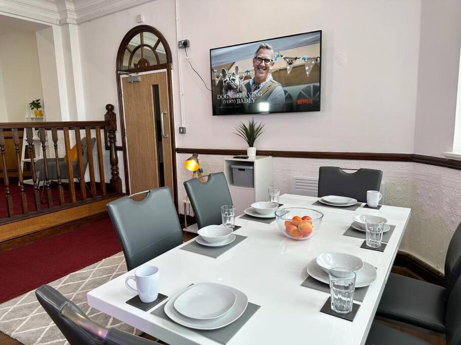 Modern Haven In Dudley With Free Parking! * Birmingham