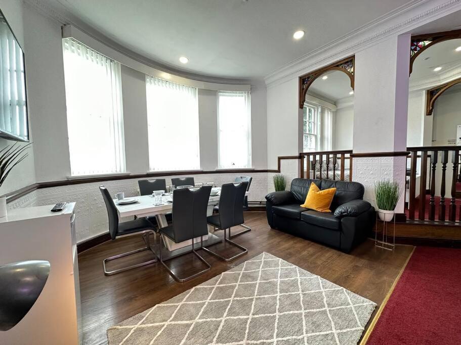 Apartment Modern Haven In Dudley With Free Parking! *